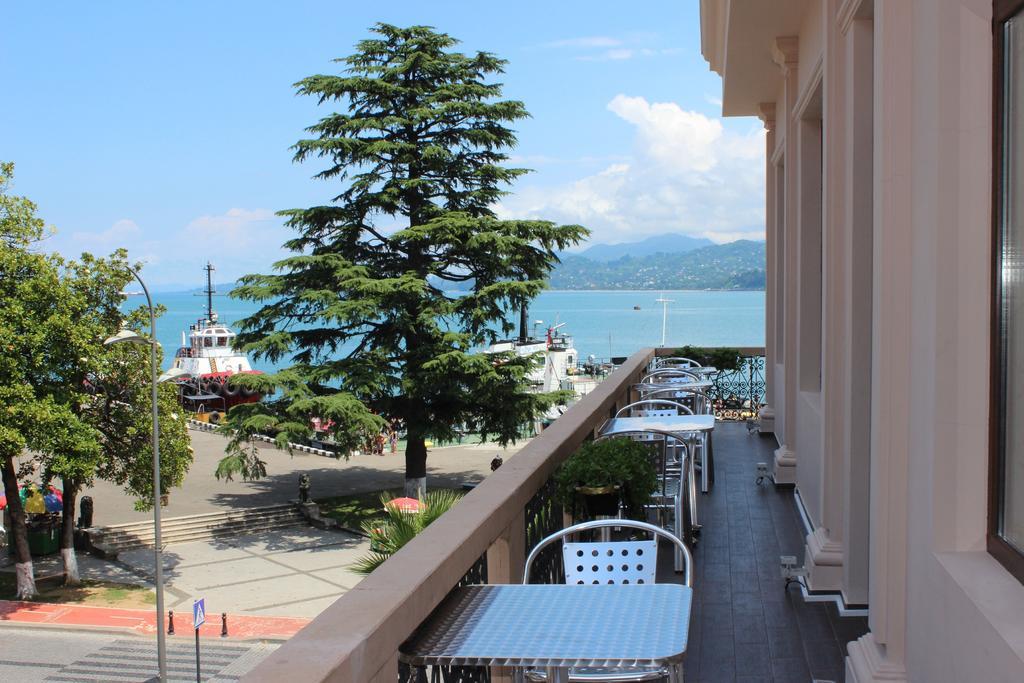 Connect Hotel Bar & Terrace Batoemi Buitenkant foto